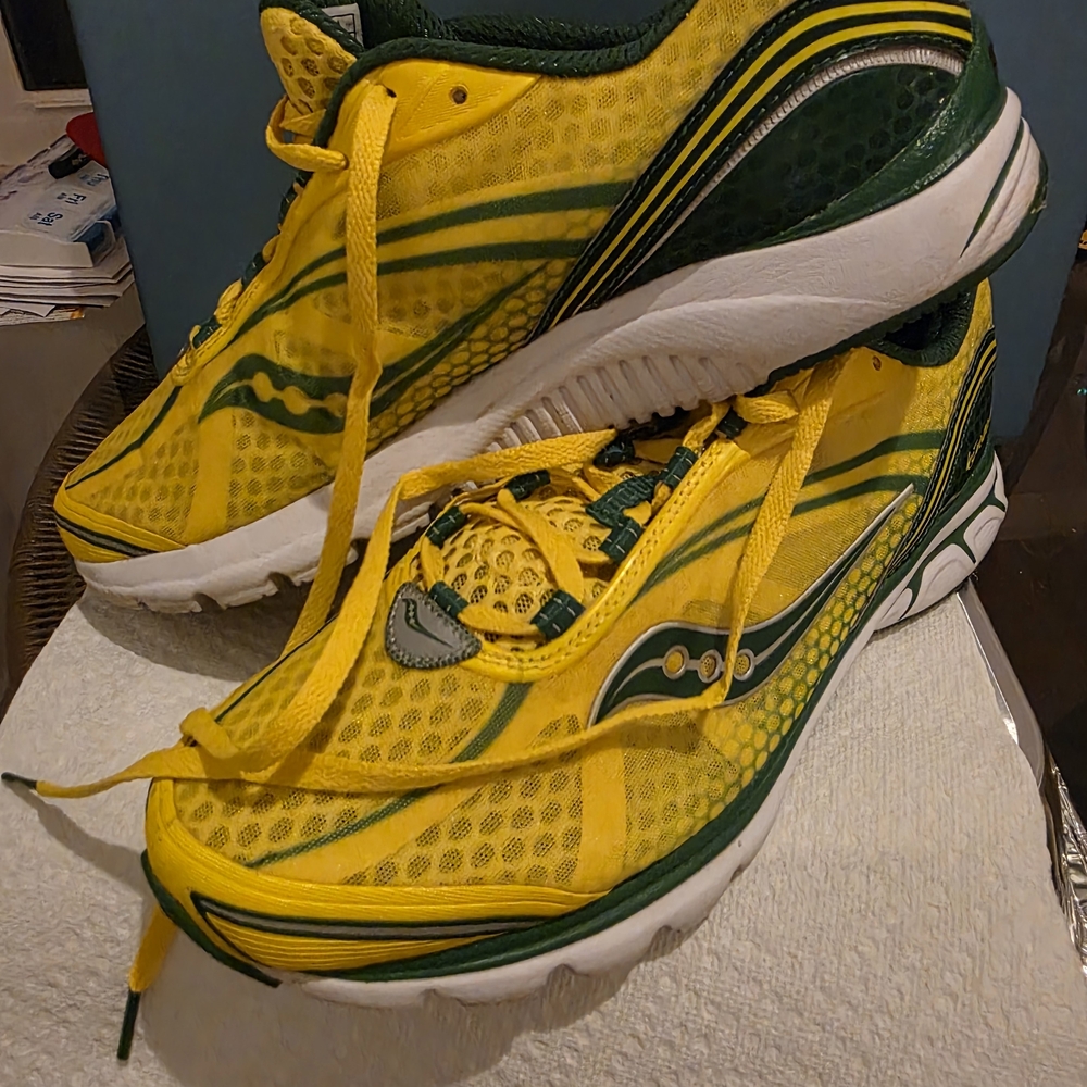 Men's Saucony Kinvara 2 size 10.5 Yellow Green Gray Athletic Shoes